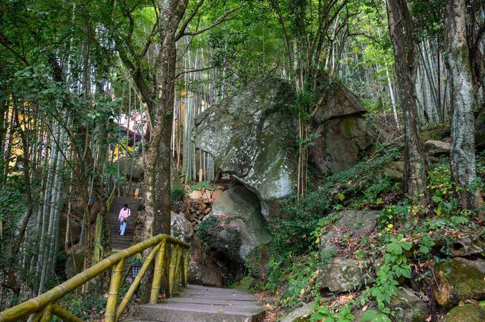 唐代古刹西风禅寺，“以风命名”的寺庙，坐落于安徽太湖莲花湖畔