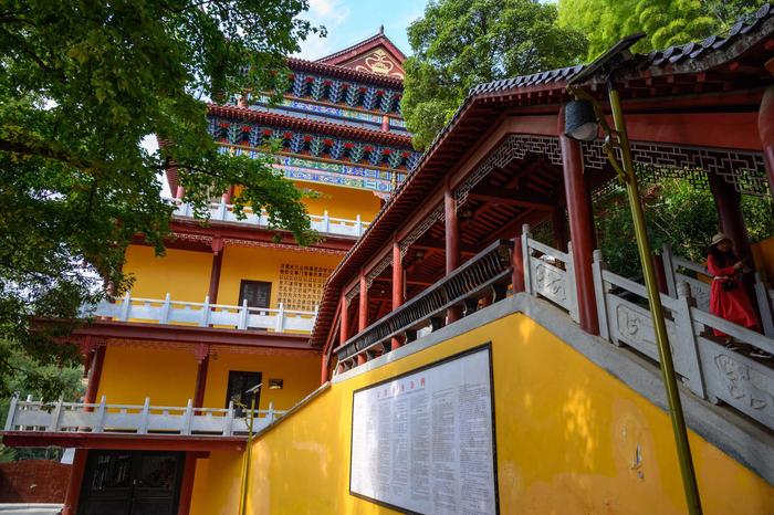 唐代古刹西风禅寺，“以风命名”的寺庙，坐落于安徽太湖莲花湖畔