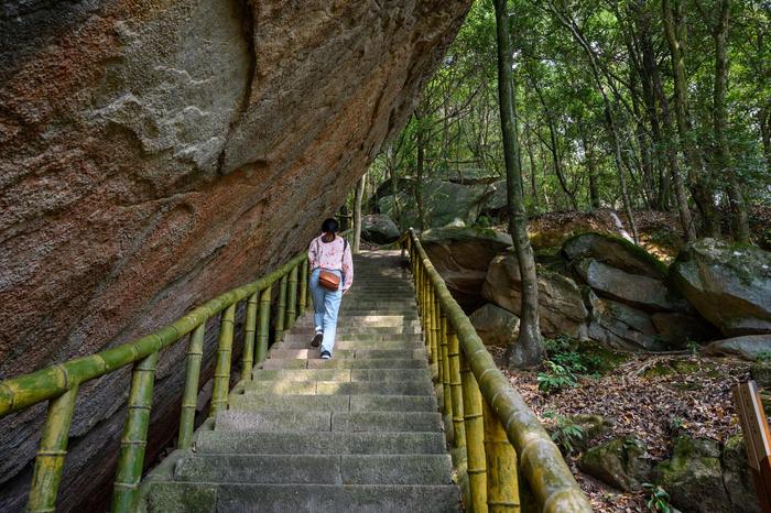 唐代古刹西风禅寺，“以风命名”的寺庙，坐落于安徽太湖莲花湖畔