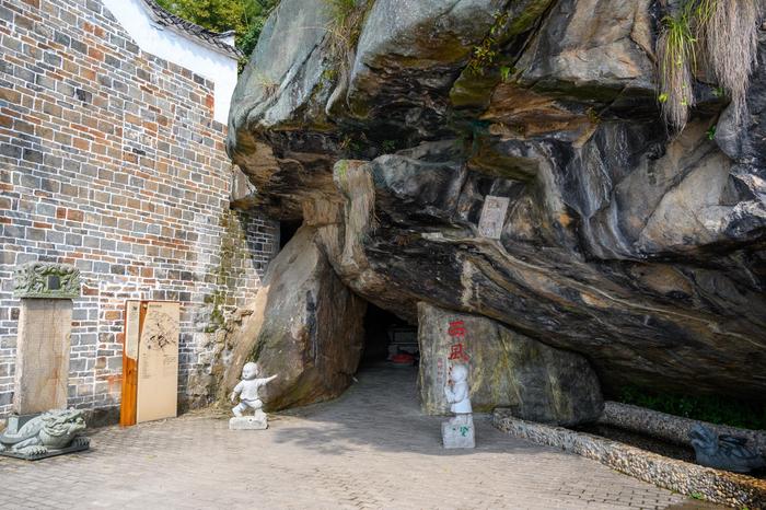 唐代古刹西风禅寺，“以风命名”的寺庙，坐落于安徽太湖莲花湖畔