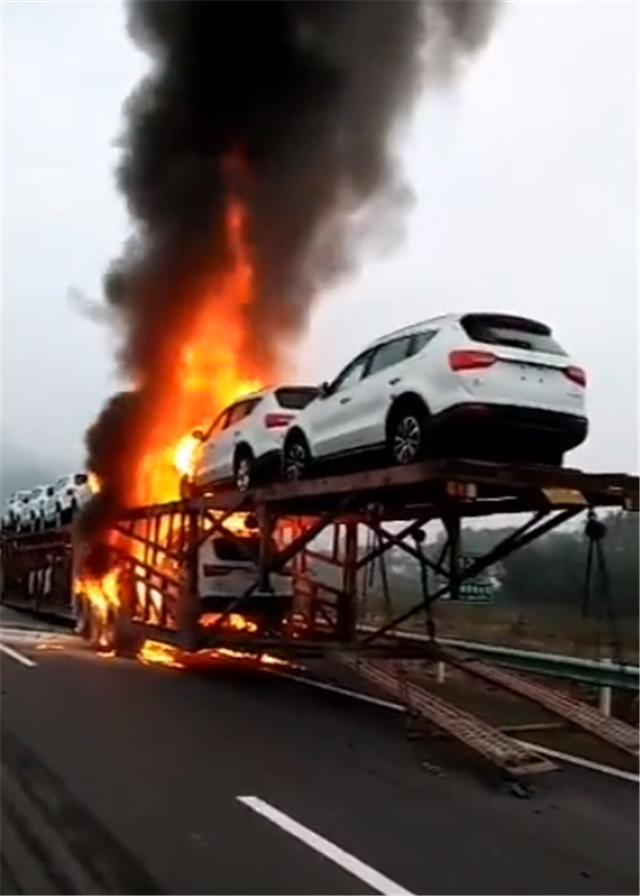 一批风光580现挂车上，高速行车时，挂车轮胎过热起火，直接烧毁