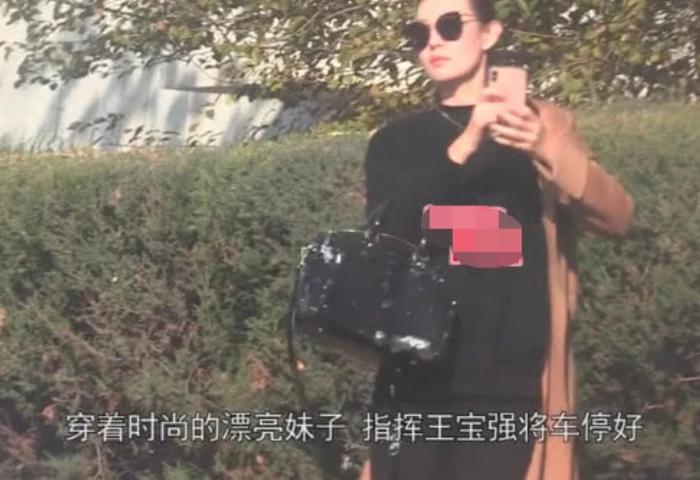 马蓉转当网红挣钱？拉女儿王子珊打配合直播卖货，超大钻戒抢镜