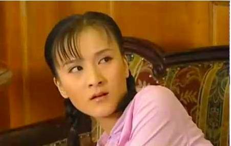 42岁“陆梦萍”晒长腿气质照，嫁大8岁富商，育有2子，辣妈感十足