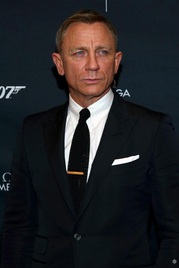 007丹尼尔·克雷格现身活动！皮肤黝黑皱纹增多，第6任邦德也老了
