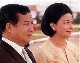 柬埔寨前国王娶六位老婆，小儿子高颜值有才华，却孑然一身