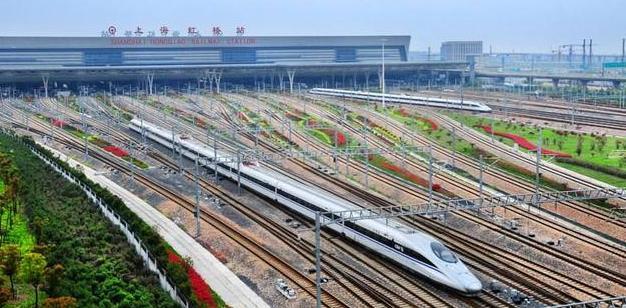 我国发展最好的交通枢纽，飞机场和火车站相隔200米，就在上海