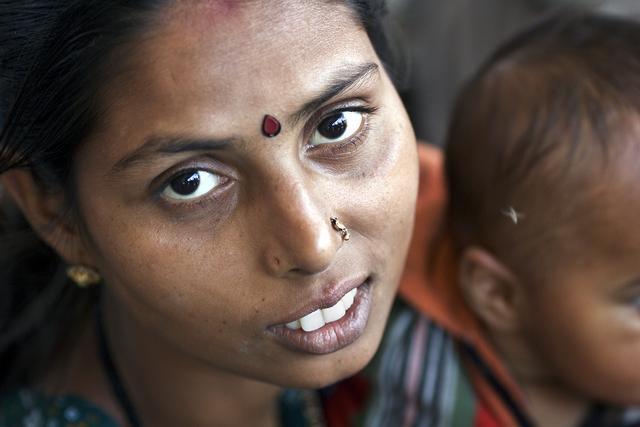 印度女子分娩几分钟后将新生儿从17楼扔下摔死，因不满丈夫搞外遇