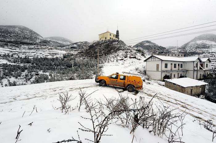 贵州六盘水普降大雪 电网安全稳定运行