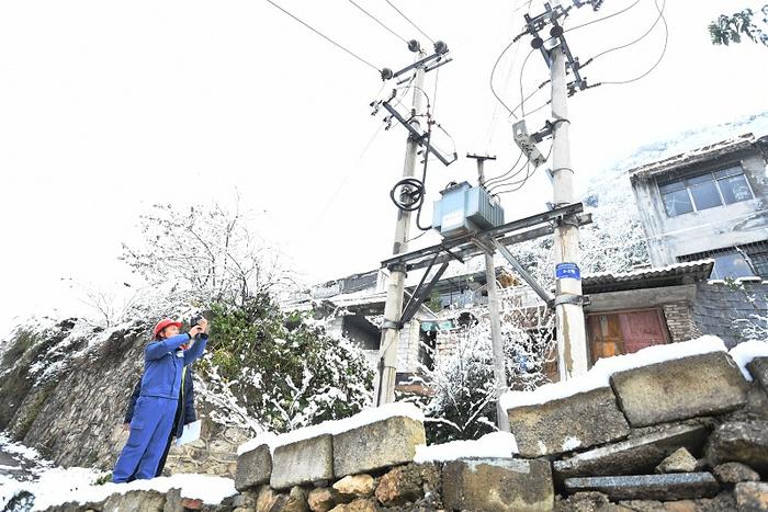 贵州六盘水普降大雪 电网安全稳定运行