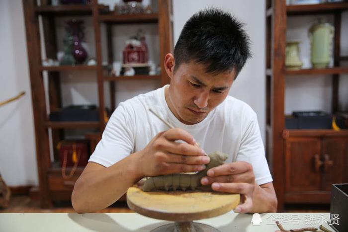 安徽小伙扎根陕西石泉复制汉代鎏金铜蚕，做出当地抢手的工艺礼品