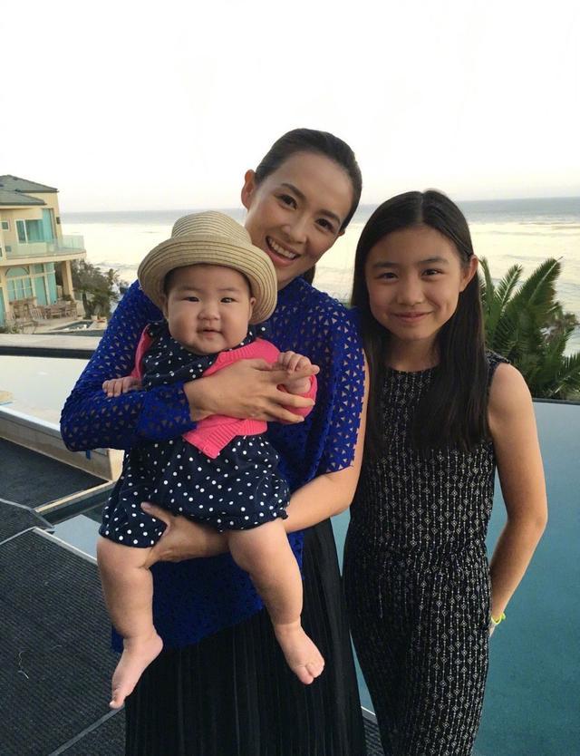汪峰给14岁女儿汪曼熙庆生晒一家人照片，网友：章子怡对她是真好