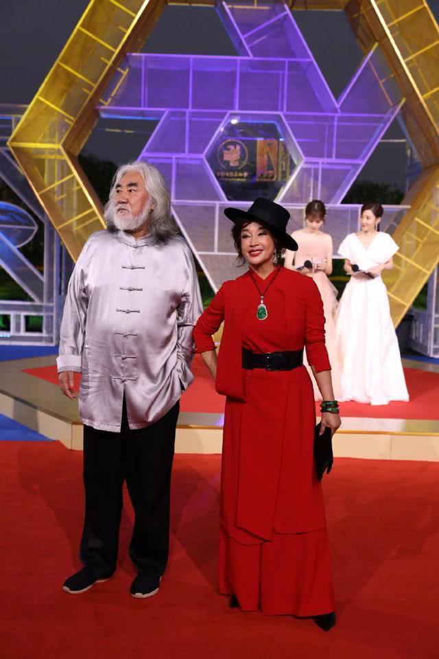 刘晓庆素颜被抓拍后，自己晒精修图，差距这么大不打脸吗？