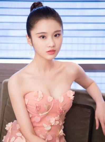 巩俐“女儿”近照，简直是标准“谋女郎”脸，难怪成张艺谋新宠