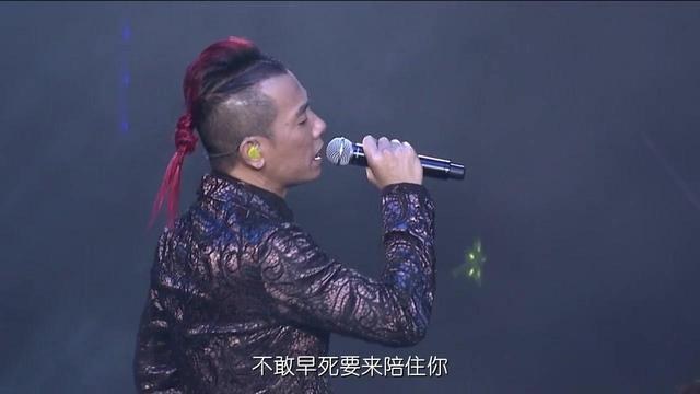 演唱会被示威者喷字“陈小春强奸犯”，陈小春无奈穿防弹衣开唱