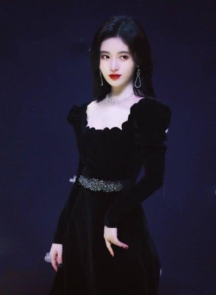 鞠婧祎最新造型，“大红唇”加黑色丝绒裙，美的像坠入凡间的精灵