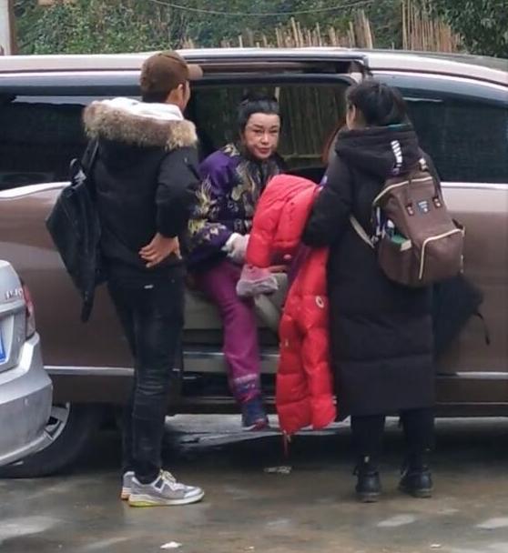 刘晓庆素颜被抓拍后，自己晒精修图，差距这么大不打脸吗？