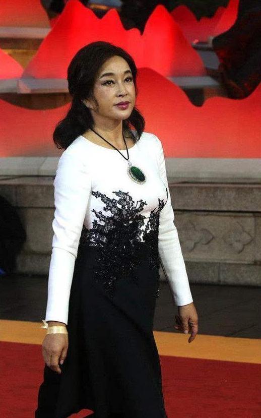 刘晓庆素颜被抓拍后，自己晒精修图，差距这么大不打脸吗？