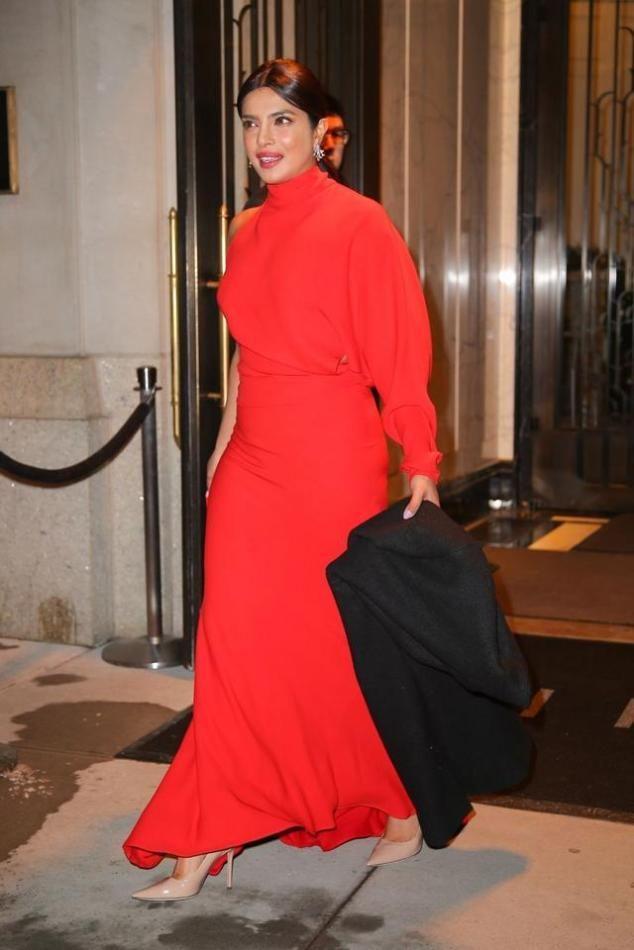 "女星朴雅卡·乔普拉现身纽约，她有着动人的惊艳红唇"