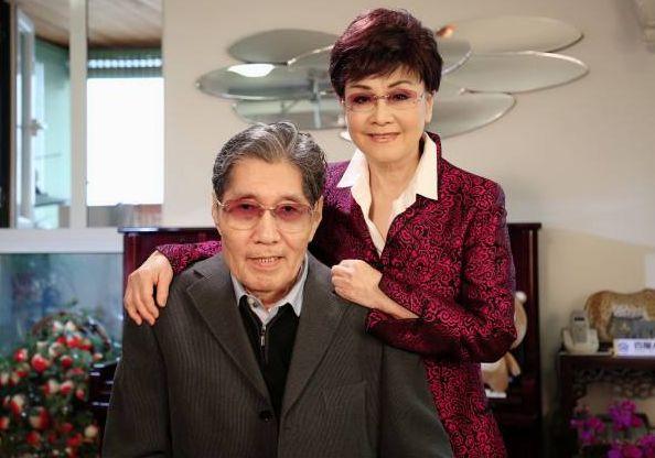 73岁李谷一与二婚丈夫合影，79岁丈夫老态尽显，晚年生活幸福
