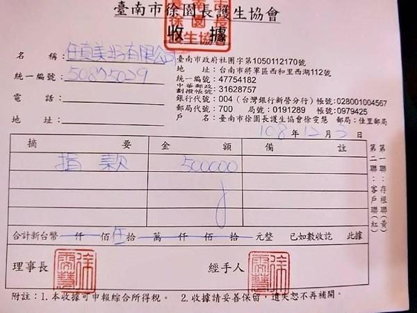 狗狗去世9个月后，Selina捐20万救助流浪狗！她爱狗狗从未停止