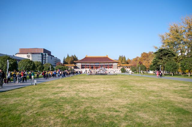 中国三大博物馆之一南京博物院，有一条民国街，免费的网红拍照地