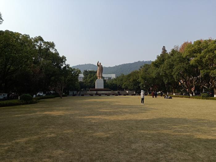 西湖边上的浙江大学：至今已有上百年历史，初次景仰还有些紧张