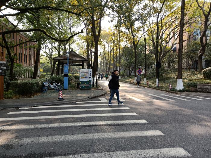 西湖边上的浙江大学：至今已有上百年历史，初次景仰还有些紧张