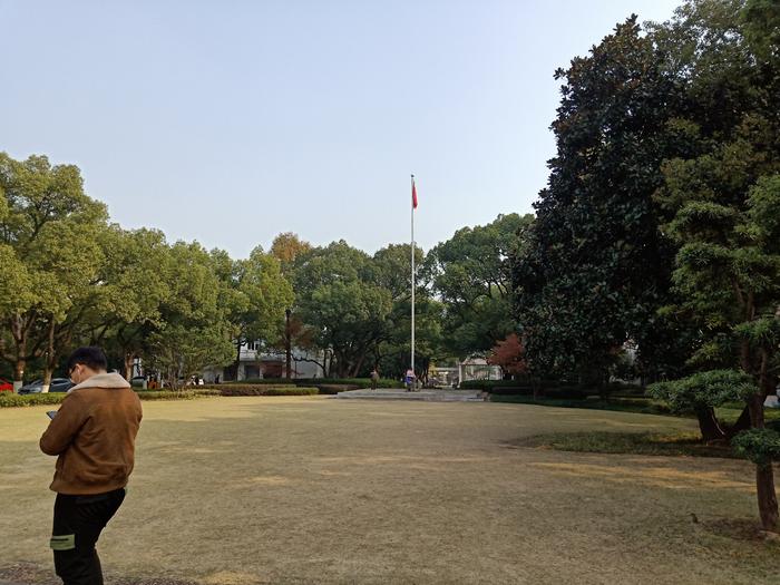 西湖边上的浙江大学：至今已有上百年历史，初次景仰还有些紧张