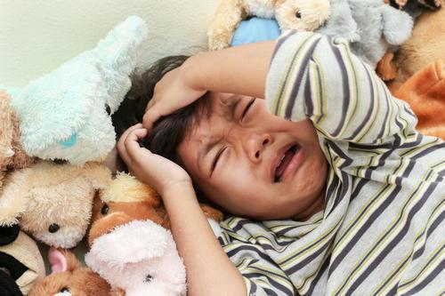 孩子容易情绪敏感怎么办？父母做好几点，帮孩子正确应对情绪波动