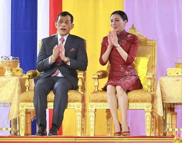 41岁泰国王后厉害了！喜获博士学位好风光，穿博士服真是太霸气了