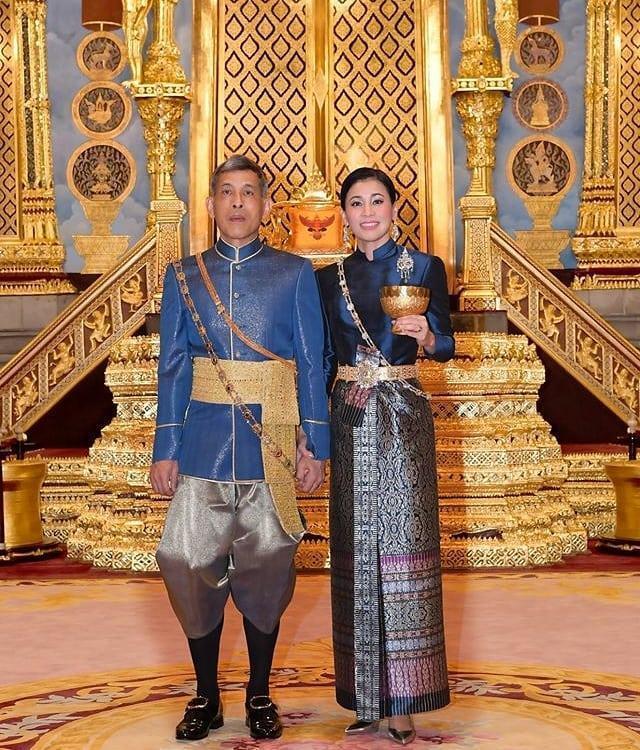 41岁泰国王后厉害了！喜获博士学位好风光，穿博士服真是太霸气了