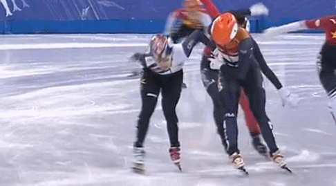 短道速滑世界杯争议一幕！韩国选手故意犯规仍丢金，狼狈摔出场外