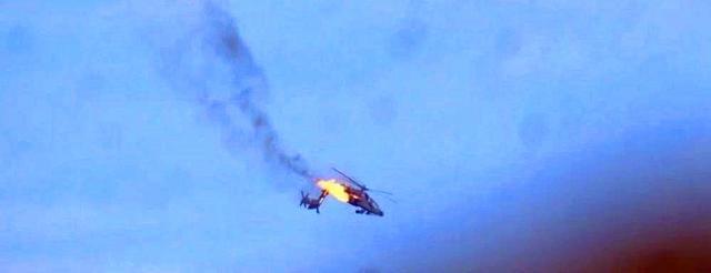 伊朗小弟发威，阿帕奇直升机被凌空炸成两截，飞行员无一生还