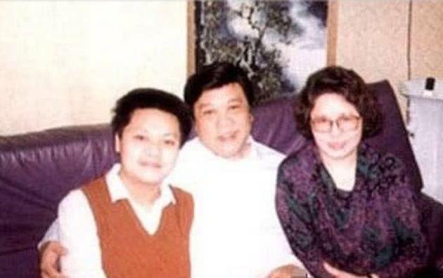 赵忠祥和妻子近照曝光，和友人一起饭店吃饭，结婚50年恩爱如初