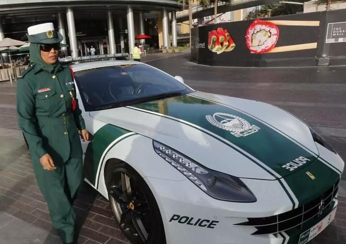 迪拜警车队，特斯拉皮卡去了能干啥？