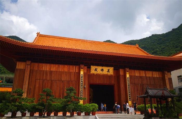 深圳香火最旺的寺庙，背靠梧桐山的弘法寺，是岭南最大的寺庙