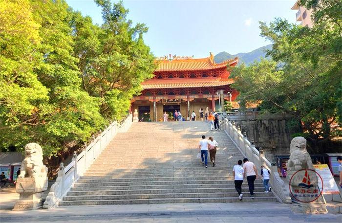 深圳香火最旺的寺庙，背靠梧桐山的弘法寺，是岭南最大的寺庙