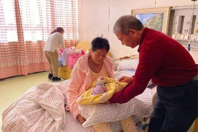 “小姑姑真可爱”，67岁产妇三胎满月，18岁孙女前来恭喜奶奶