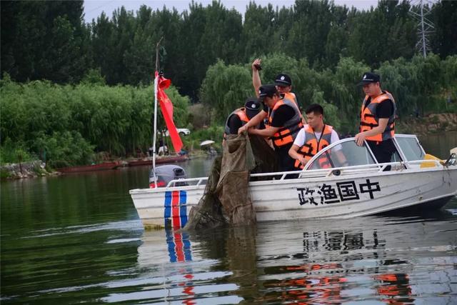 白河，河水清澈碧绿，犹如温柔的臂弯南阳人的幸福河