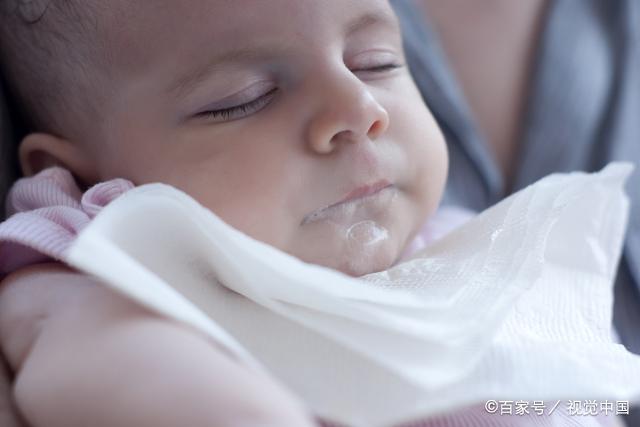 新生儿吐奶怎么办？除了“拍嗝”以外，学会这几招，轻松搞定！