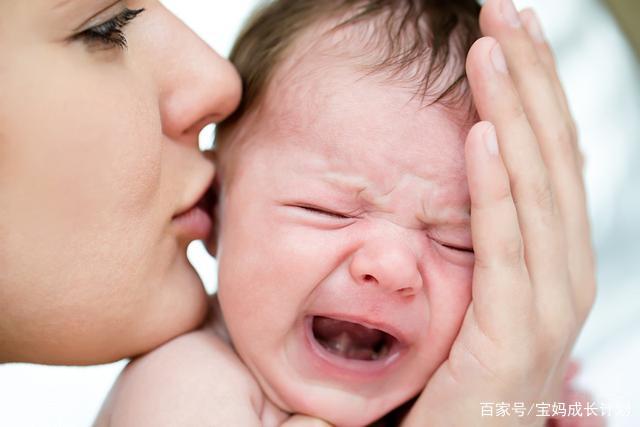 新生儿吐奶怎么办？除了“拍嗝”以外，学会这几招，轻松搞定！