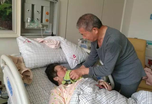 “小姑姑真可爱”，67岁产妇三胎满月，18岁孙女前来恭喜奶奶