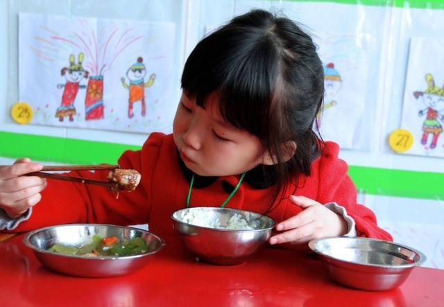 孩子总说幼儿园饭菜香，一次能吃两碗，家长看到照片后有些惆怅