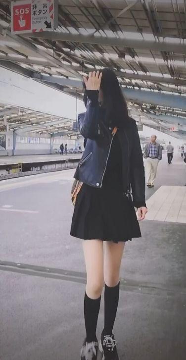 马蓉日本游玩拍照，皮衣配短裙秀性感大长腿，巧笑嫣然尽显淑女范