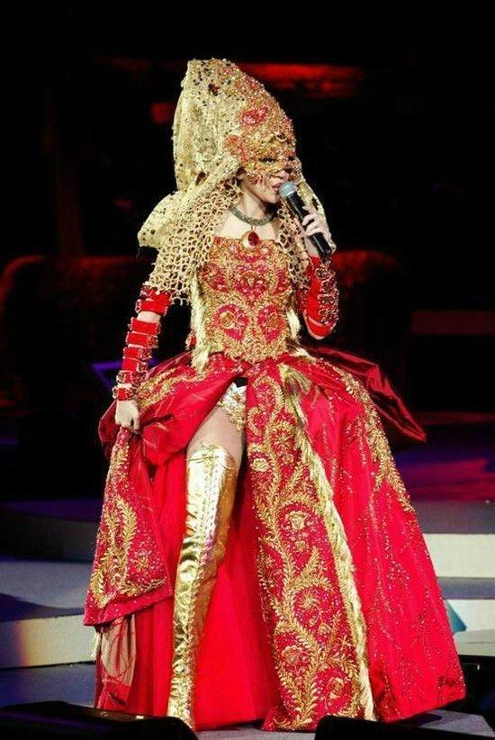 最后一场演唱会，梅艳芳穿婚纱倒在了刘德华怀里，留下最美的样子