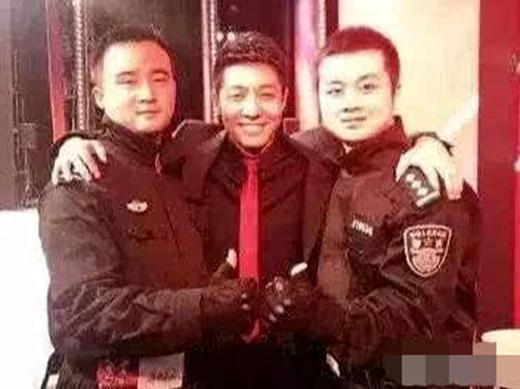 怎么和警察合影不像犯人？撒贝宁靠智商，王凯成功打入警察内部