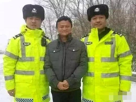 怎么和警察合影不像犯人？撒贝宁靠智商，王凯成功打入警察内部