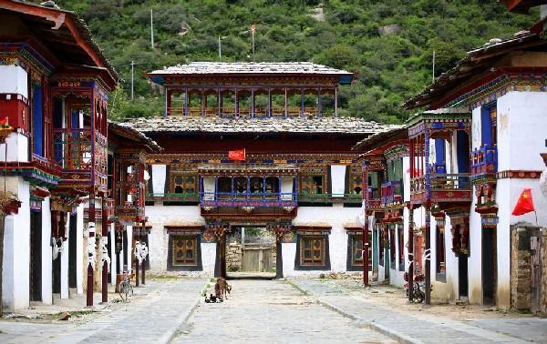 318国道旁有一座千年古镇，在清末就已是西藏经济文化交通的重镇