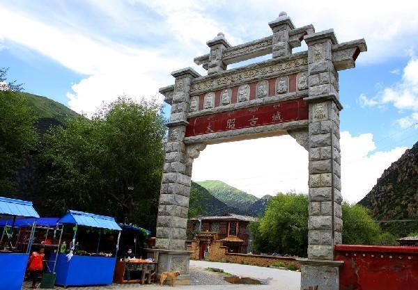 318国道旁有一座千年古镇，在清末就已是西藏经济文化交通的重镇