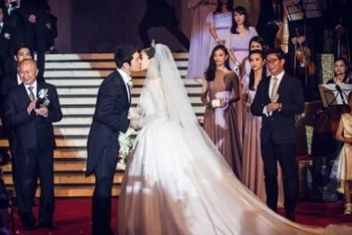 明星的婚纱都是天价？对比杨云才知道，张馨予都算低调
